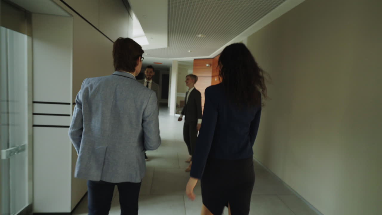 personas de negocios caminando en un corredor de la oficina