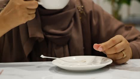 woman drinking coffee/tea