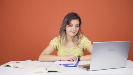 la mujer joven que mira la computadora portátil está desmotivada y aburrida.