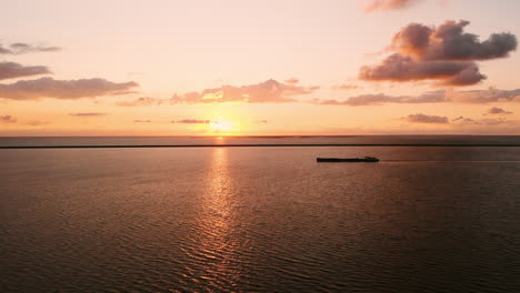 Pintoresca-Puesta-De-Sol-Junto-Al-Mar-Ondulante-En-Lelystad,-Flevoland