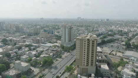 vista aérea de la carretera shahra-e-qaideen en el mercado de karachi en un día soleado y apartamentos residenciales de gran altura