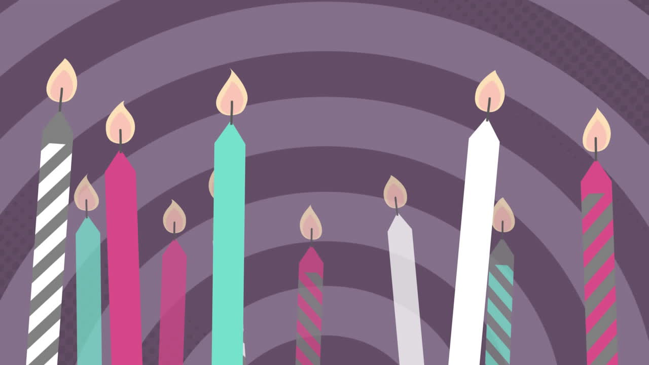 animación de varias velas de cumpleaños encendidas con círculos púrpuras en el fondo
