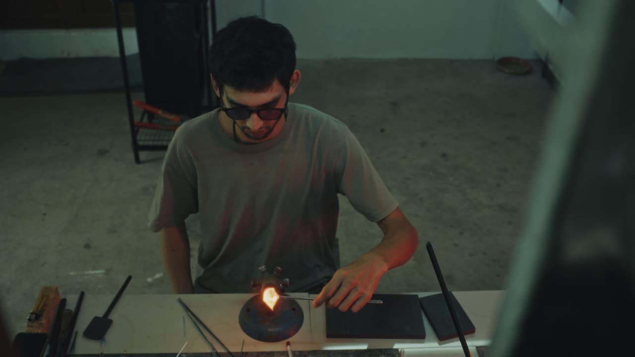 стеклянный художник на работе