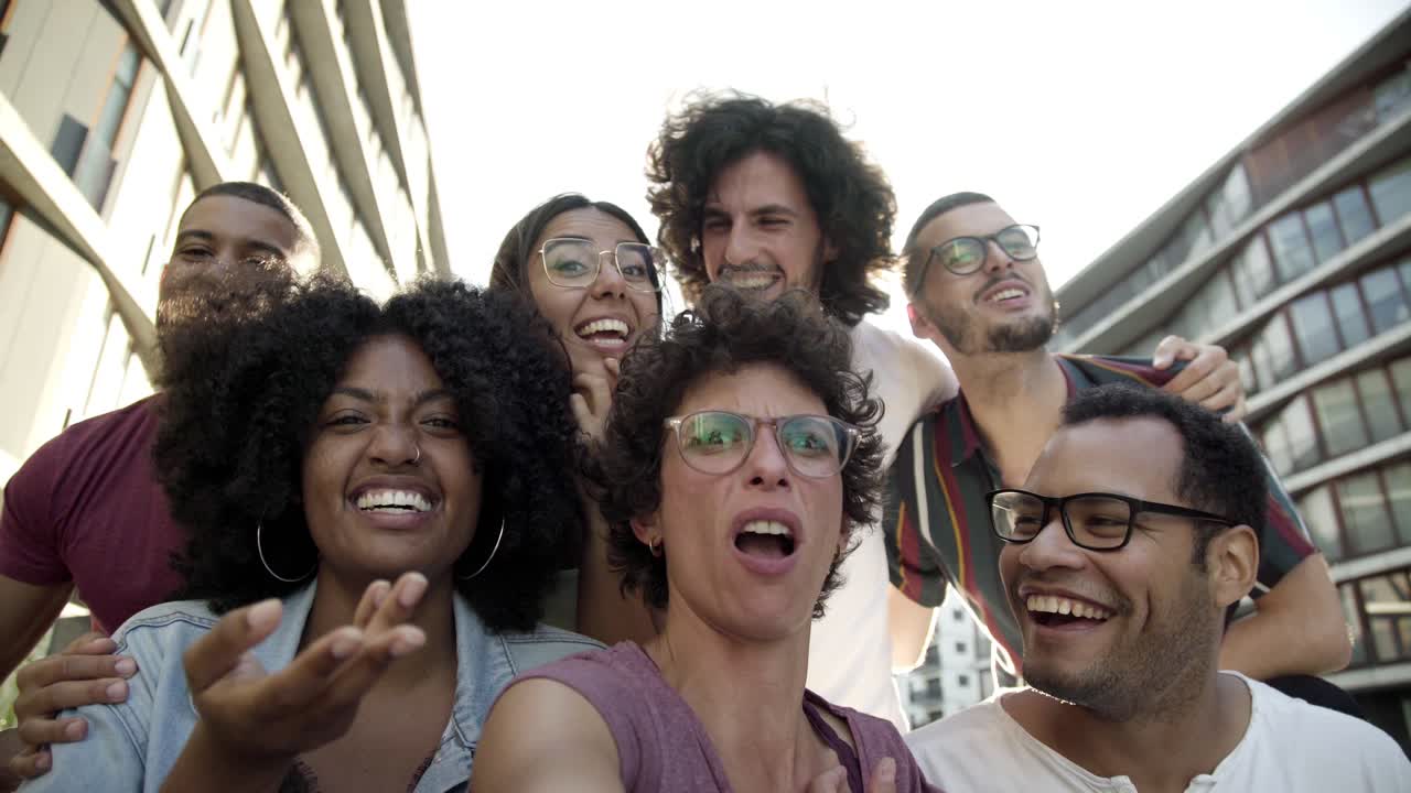 amigos riendo grabando un video gracioso juntos