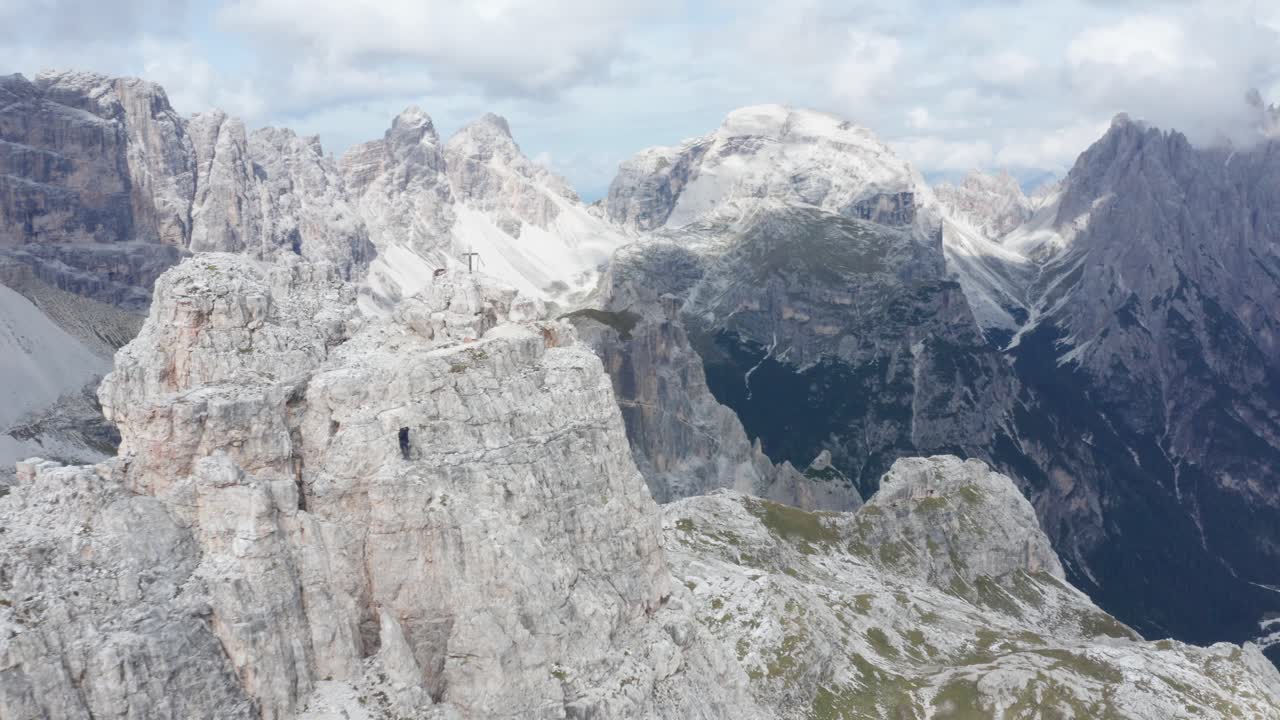 alpinista descendiendo del pico de la montaña, amplia toma aérea cinematográfica en tre cime