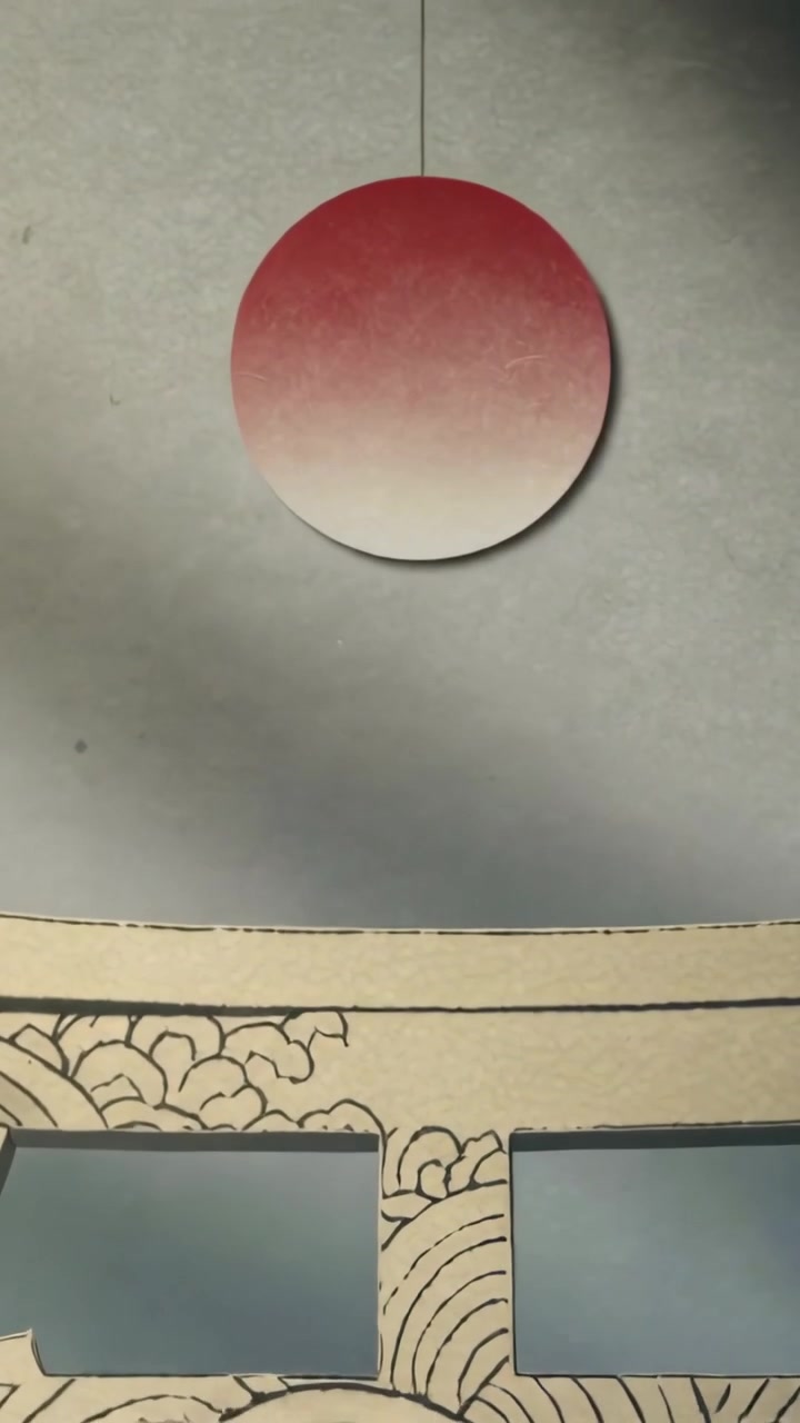 Video verticale: Luce in movimento che fa spostare un disco rosso appeso verso il centro in uno studio, con un arco di carta visibile.