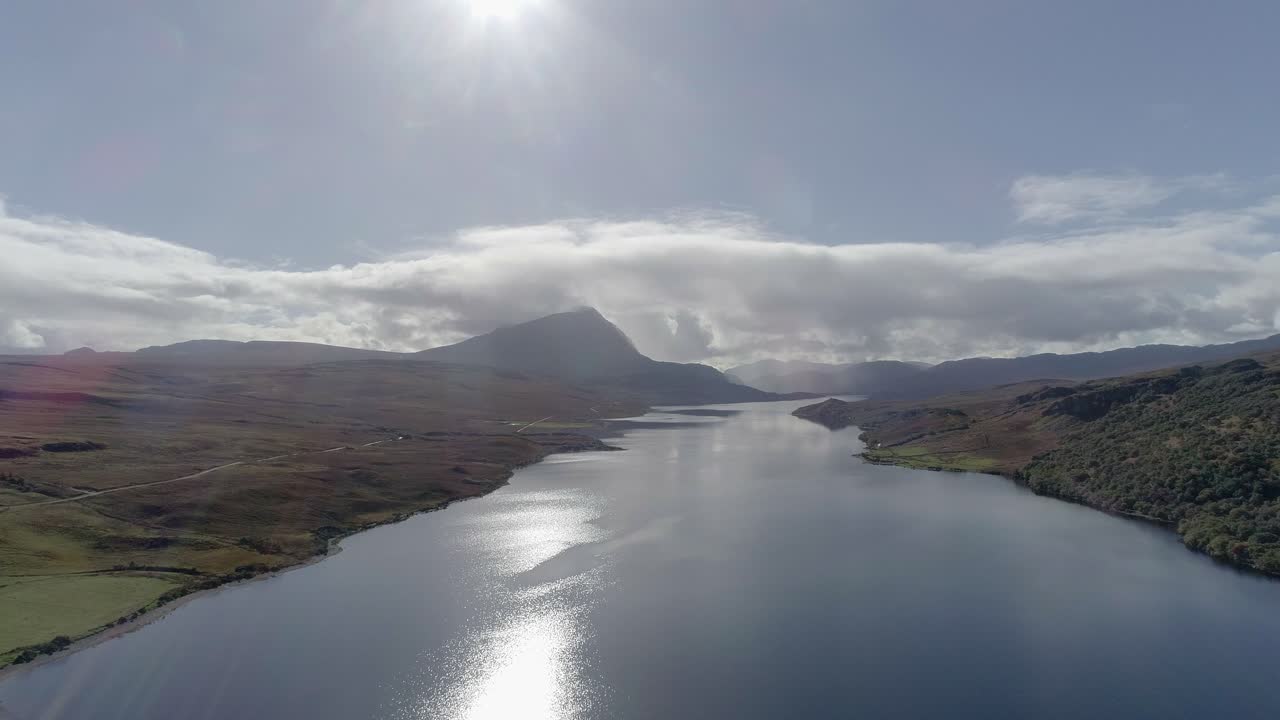 Incredibile vista aerea di Loch Hope in primo piano con il Ben Hope che si erge maestoso in lontananza.