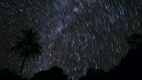 Lapso-De-Tiempo-De-Estrellas-Dejando-Rastros-De-Cometas-A-Través-Del-Cielo-Nocturno