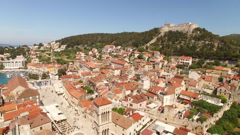 Una-Vista-Aérea-Muestra-La-Ciudad-Turística-De-Hvar-Croacia