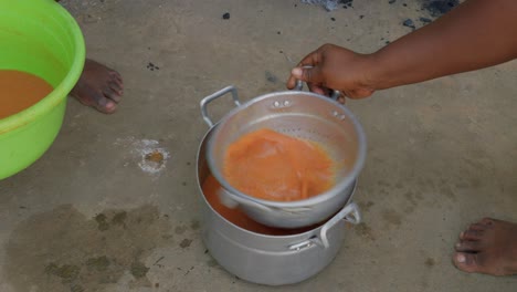 Cerca-De-Una-Chef-Africana-Negra-Preparando-Fufu,-Una-Comida-Tradicional-De-Ghana