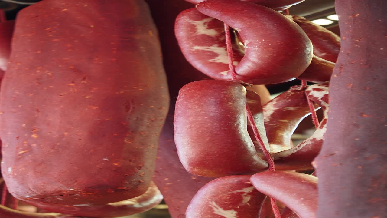 건조한 터키 소시지가 매달려 있습니다.