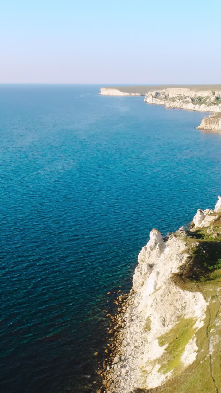 прибрежные скалы и вид на океан