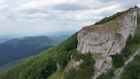 Luftaufnahme-Von-Strazov-hügeln,-Felsformationen,-Sommertag---Schöne-Slowakei,-Europa-4k