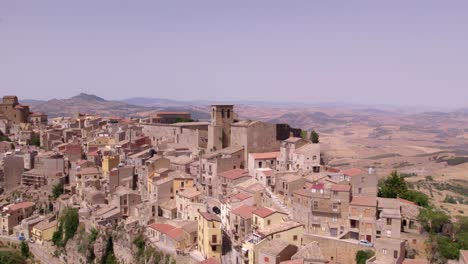 Vista-Aérea-De-Calascibetta,-Una-Ciudad-En-La-Provincia-De-Enna,-Sicilia,-Italia.