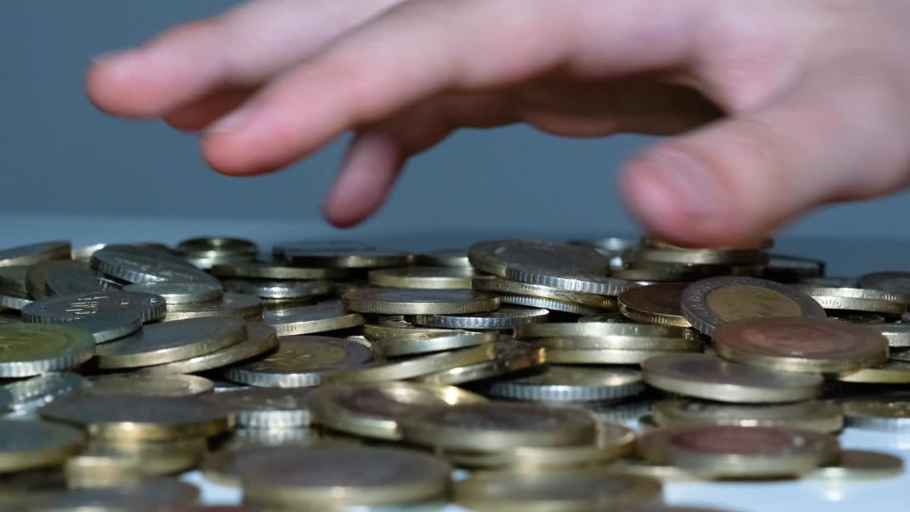 monedas de metal en la mesa