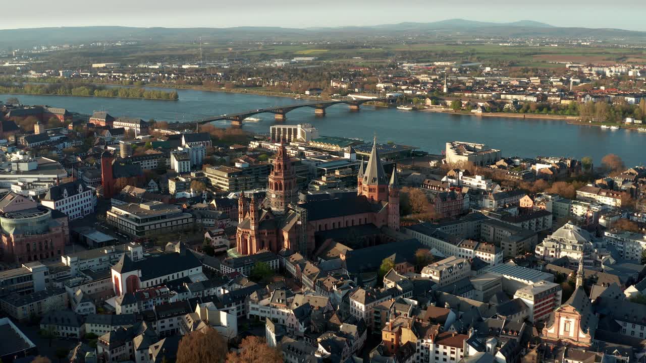 Volando più vicino al Duomo di Magonza con riprese da drone in una calda giornata di primavera, mostrando il fiume azzurro sullo sfondo