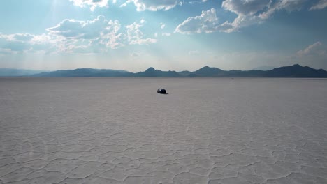 美國猶他州西北部圖爾縣bonneville salt flats的一輛黑色<unk>車上空的無人機旋轉射擊