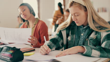 estudiantes, educación y examen de escritura en el aula