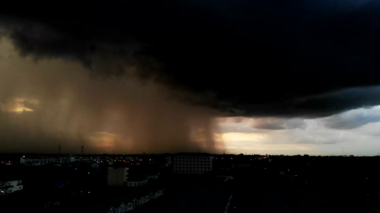 도시 위의 곡물과 함께 비가 오는 폭풍의 4k 공중 풍경: 비가 오는 계절에 비가 오기 전에 어두운 하늘과 극적인 구름.