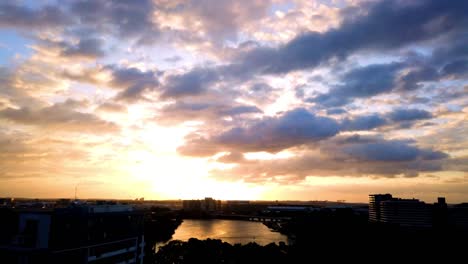 fuego amanecer colorido cielo nublado y rayos de sol en el horizonte del aeropuerto internacional de sydney
