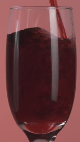 vertiendo vino tinto en un vaso