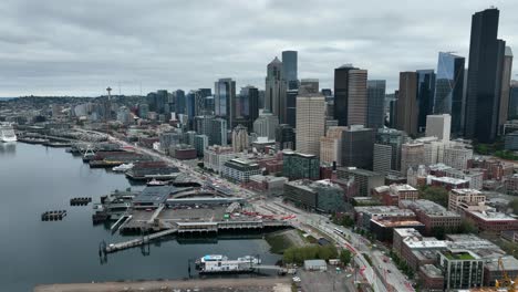 Luftaufnahme-Der-Uferpromenade-Von-Seattle-Und-Ihrer-Verbindung-Zu-Nahegelegenen-Wolkenkratzern