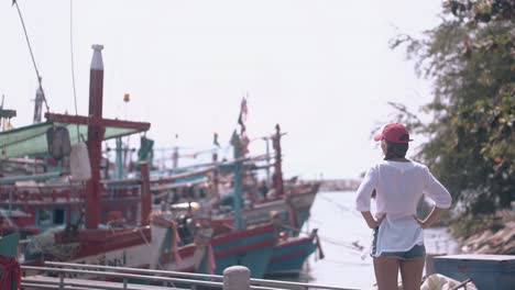 Una-Dama-Emocionante-Vestida-De-Verano-Y-Con-Gorra-Viene-Desde-Atrás