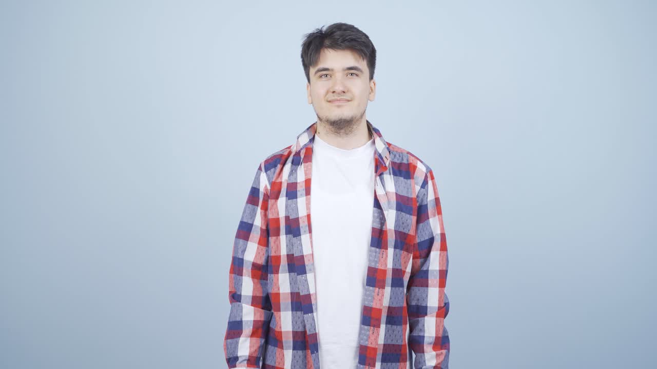 카메라를 향해 눈을  ⁇ 박이는 남자