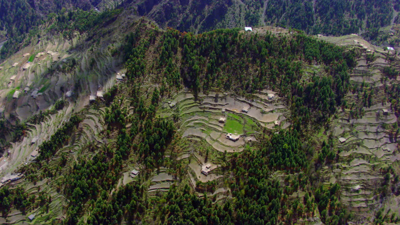 vista aérea rotacional del hermoso valle verde entre las montañas con ríos, caminos y hermosas casas