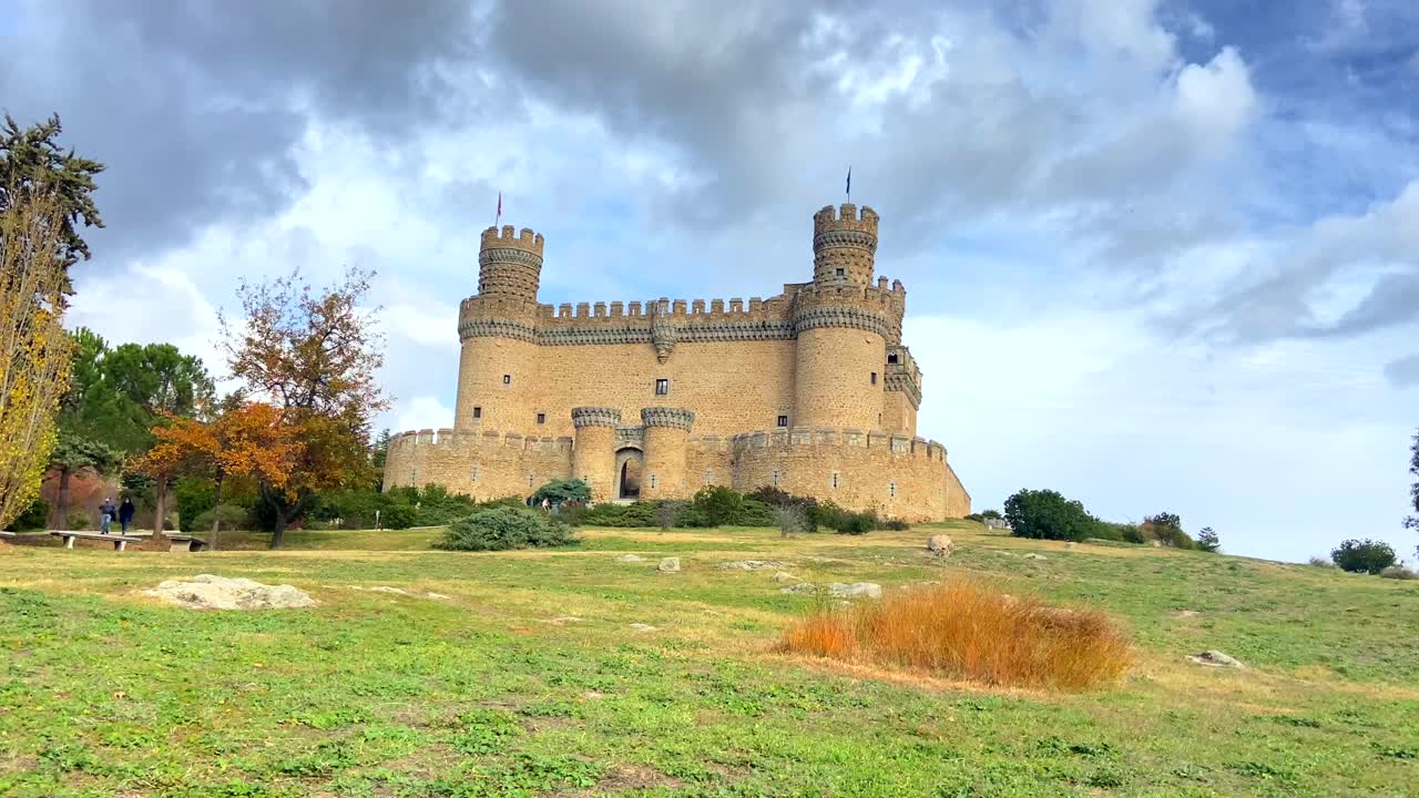 increíble vista del exterior de la fachada del castillo medieval de la familia mendoza reconstruida en el pueblo manzanares el real en madrid, españa