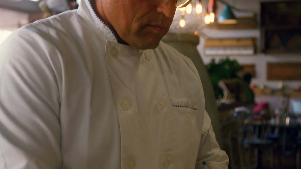 chef manteniendo registros en el bloc de notas 4k