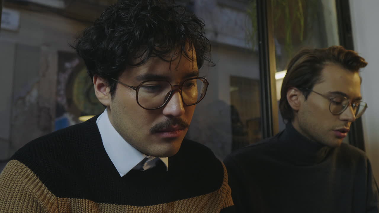 카페에서 사업가들의 대화. 같이 일하는 것에 대해 이야기하는 남자들