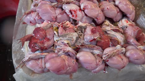 carne de rana toro eviscerada para la venta en el mercado local de pescado y mariscos callejeros