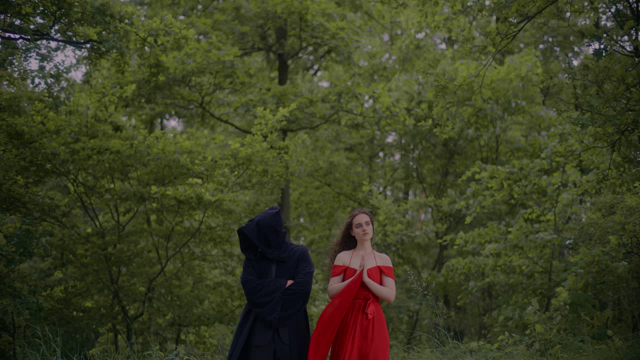 기도하는 여자 수확자 지켜보고