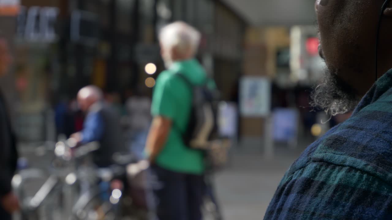 옥스퍼드 웨스트게이트 쇼핑 센터 02 외부의 분주한 본 광장의 어깨 너머로 찍은 사진