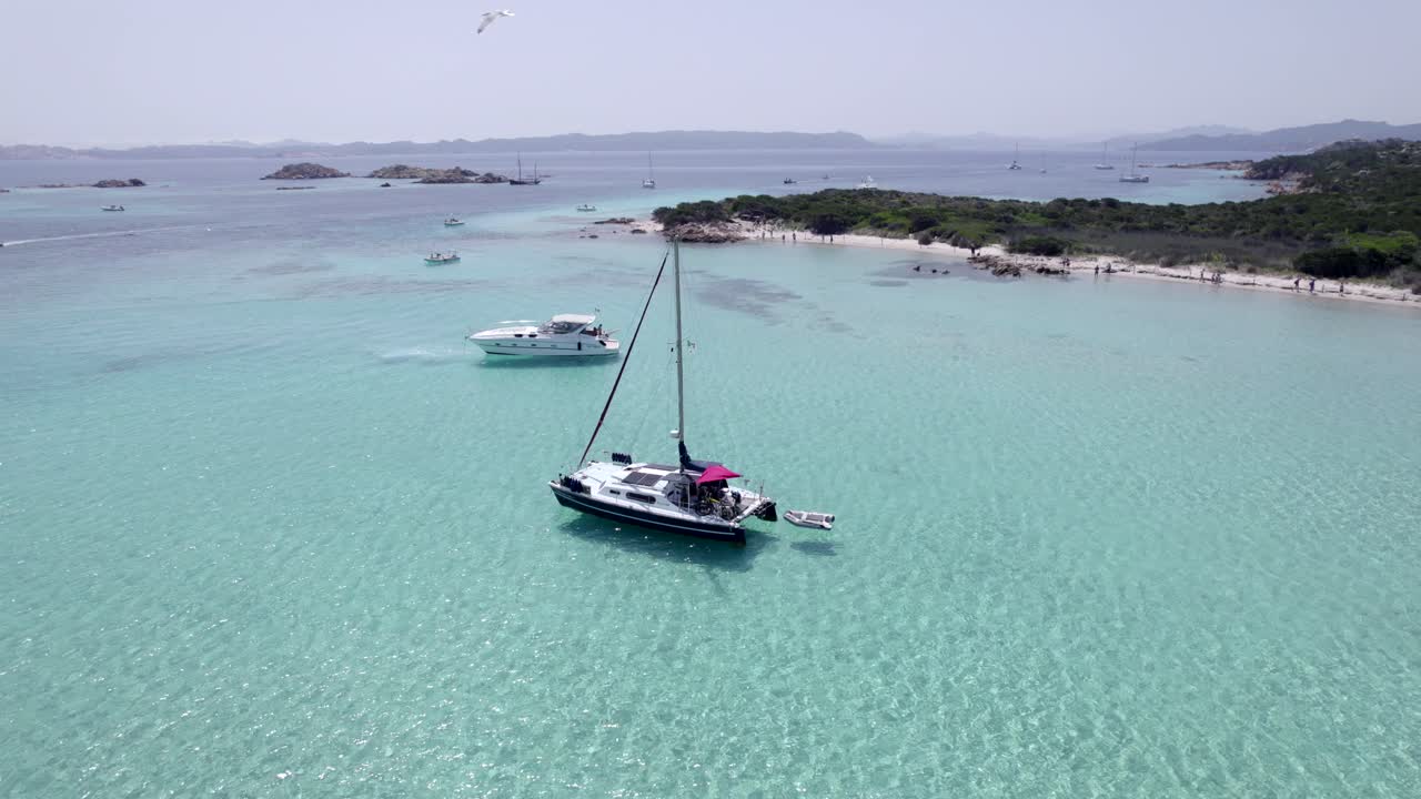 barco estacionado en la isla de la maddalena