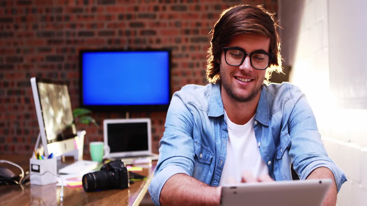 hombre usando una tableta digital