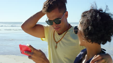 pareja tomando selfie en la playa