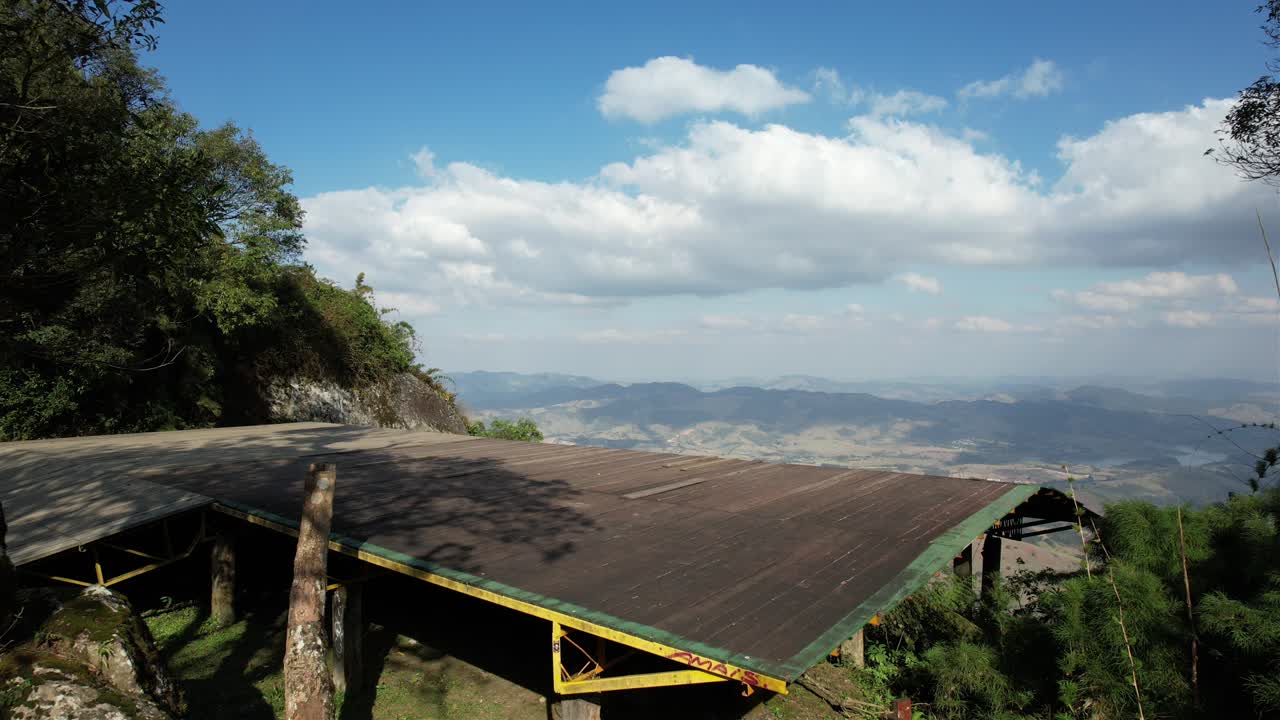 극한의 자유 비행 램프 - 미나스 제라이스 - 브라질, 언덕과 나무가 있는 놀라운 자연을 드러내다-2