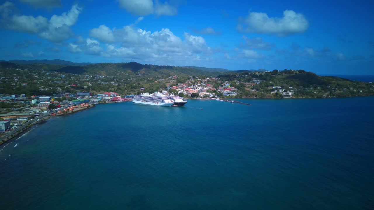 Un hyperlapse di due navi da crociera nel porto di Scarborough, Tobago nei Caraibi.