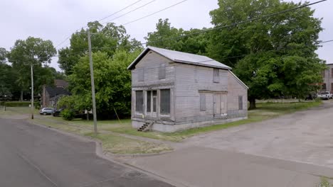 Abandoned-house-in-Cassopolis,-Michigan-with-drone-video-pulling-out