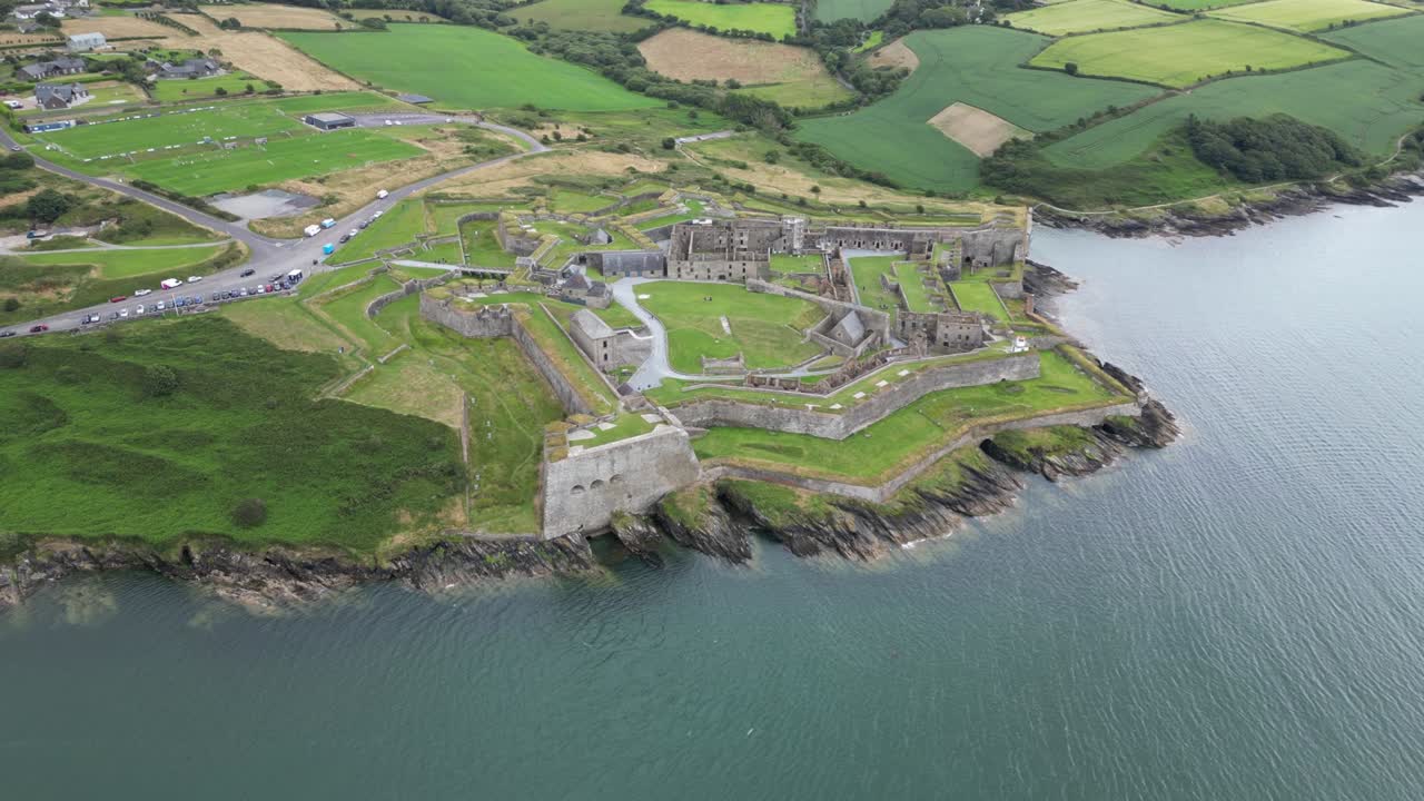 fort charles cerca de kinsale, irlanda, con el océano y el paisaje verde, vista aérea
