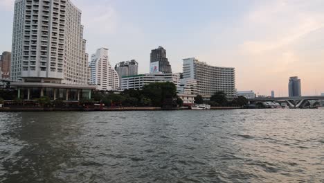 paseo en barco que muestra el desarrollo urbano frente al río