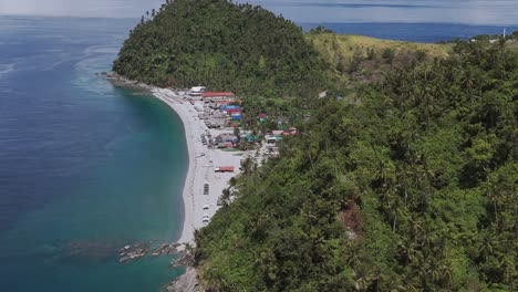 Looc-Beach-In-Surigao,-Philippinen,-An-Einem-Hellen,-Klaren-Tag-Mit-Türkisfarbenem-Wasser-Und-üppigen-Dschungelhügeln