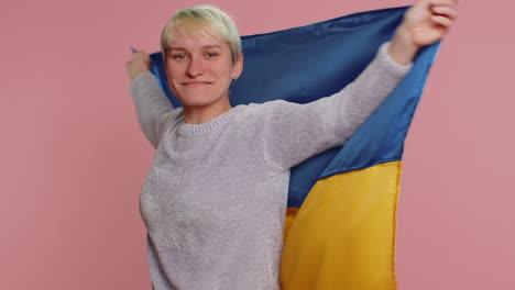 mujer con bandera ucraniana
