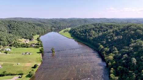 Luftaufnahme-Hoch-über-Dem-New-River-Zwischen-Fries-Virginia-Und-Galax