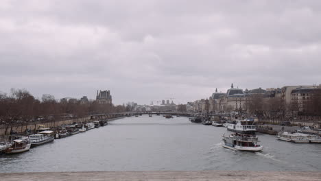 Barcos-Turísticos-Navegando-Por-El-Río-Sena-En-Un-Día-Nublado-En-París,-Francia