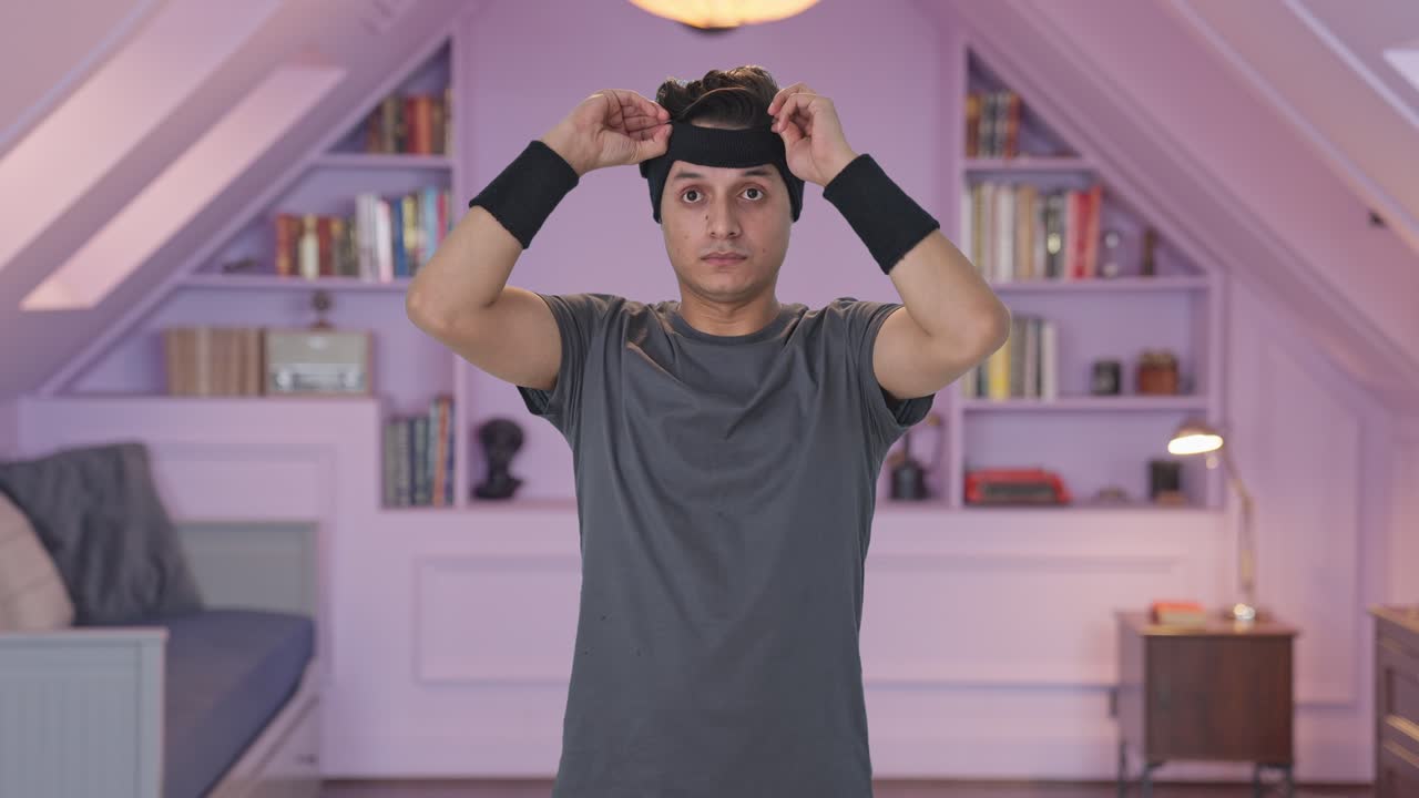 인도인 남자가 운동을 준비하고 있습니다.