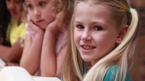 Niña-Sonriendo-A-La-Cámara-Durante-El-Tiempo-En-La-Biblioteca