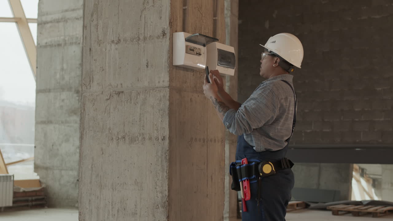 Trabalhadora com Painel de Controle